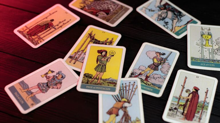 Jakie są różnice między tarokiem a tarotem? 1 Photo Tarot cards