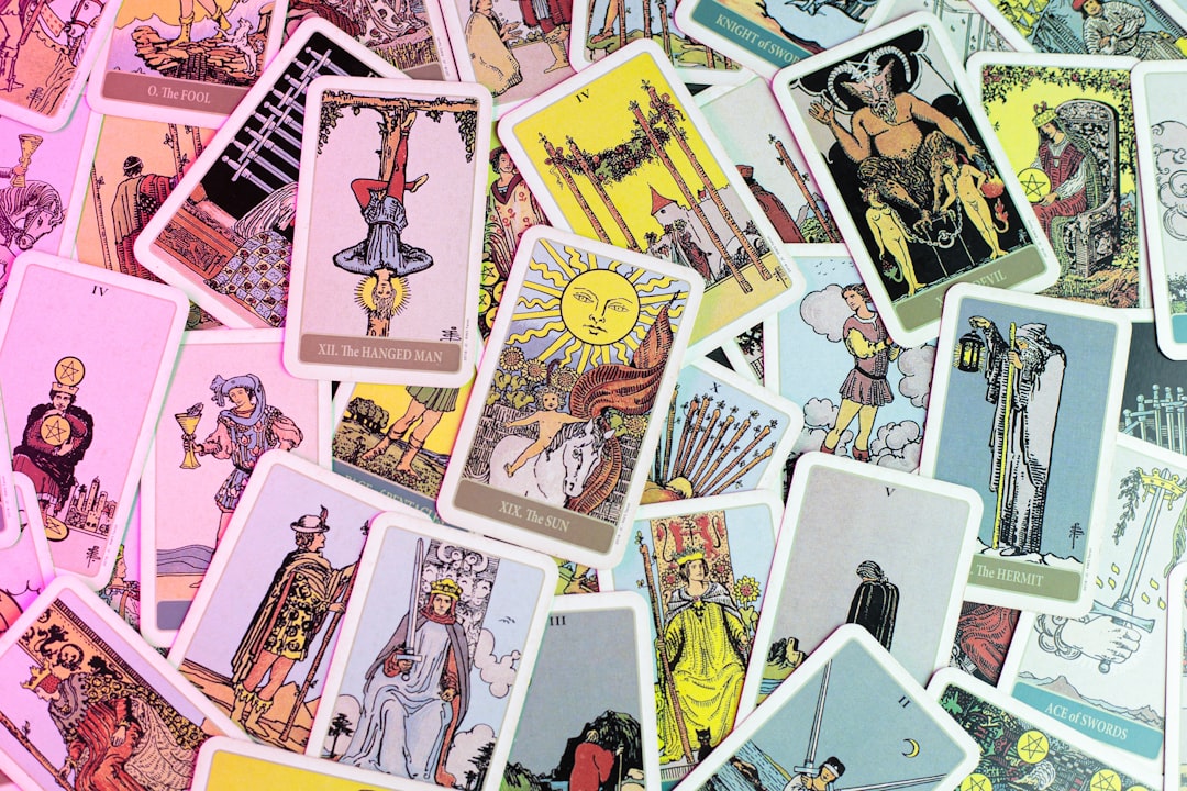 Rytuały ochronne przy wróżeniu z kart tarota 1 Photo Tarot cards