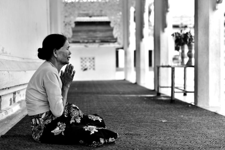 Wpływ buddyzmu na współczesne praktyki duchowe 1 Photo Meditating monk