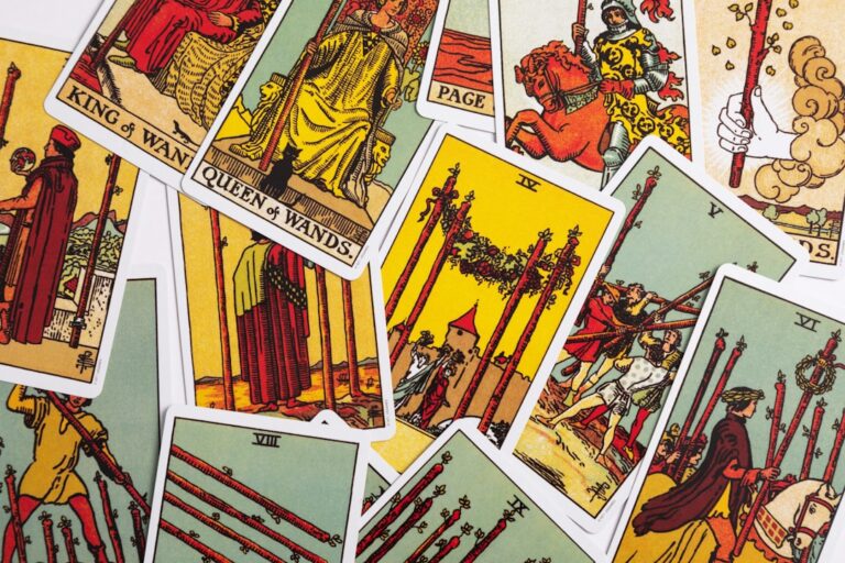 Jak przygotować się do wróżby z tarota? 1 Photo Tarot cards